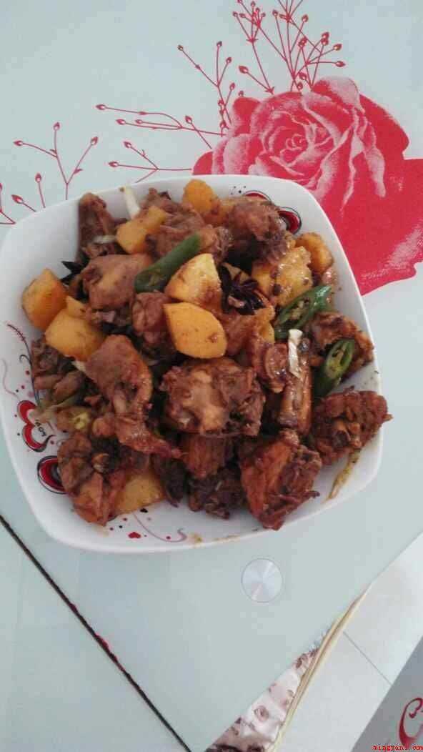 鸡边腿的简单做法(鸡边腿去油,去皮,剁小块。)