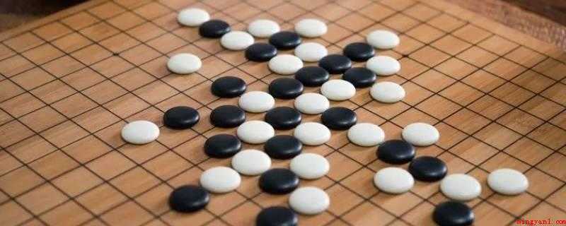 小飞是什么(小飞是围棋术语,指在己方原有棋子呈日字形的对角交叉点处行棋)