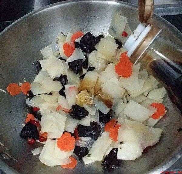炒地瓜怎么做好吃(胡萝卜怎么做好吃 红薯配料)