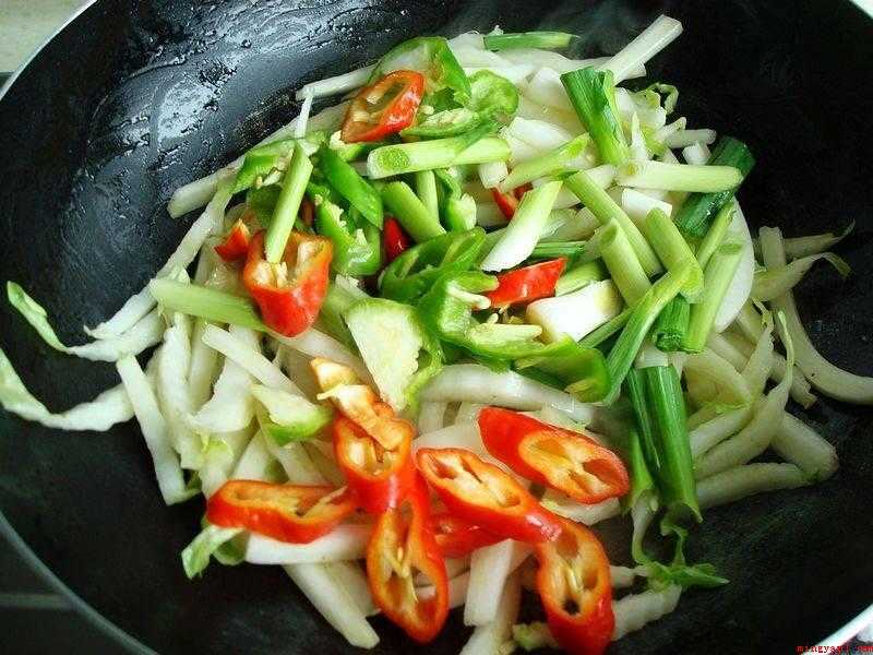 炒大白菜怎么做好吃(卷心菜杆、猪肉、蒜苗、五香粉、芝麻油(可选)、鸡精、淀粉。)