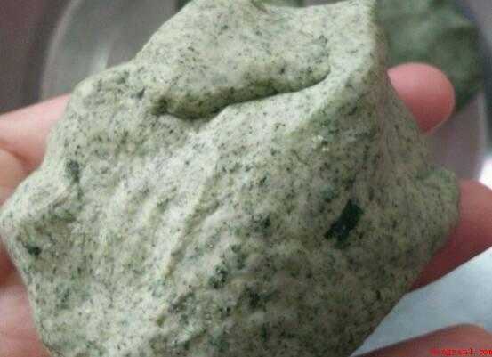 温岭麦饼筒面皮怎么做(艾草煮熟滤水,切碎或手捏碾一下,擀出又大又圆的薄饼皮)