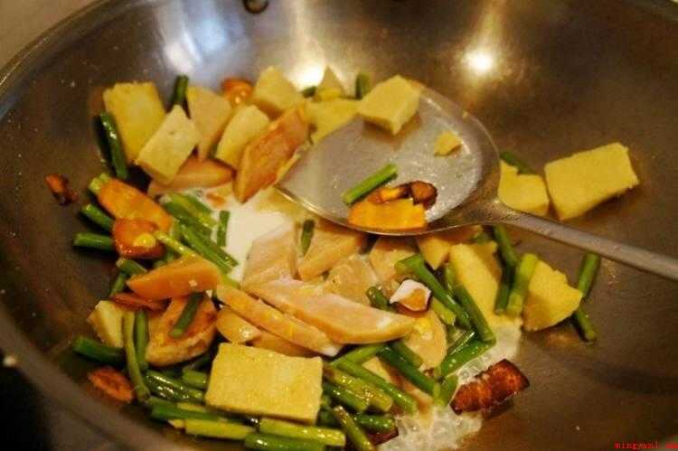 炒冻豆腐怎么做好吃(蒜薹清洗切条,香肠斜切片。)