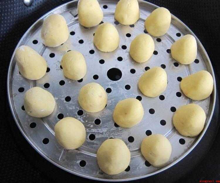 窝窝头怎么做（玉米粉,栗子蓉50克,牛奶,白糖,酵母各适量）