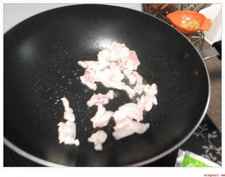 豆腐干炒肉怎么做（五花肉切片、豆腐干切条、蒜苗斜切片）