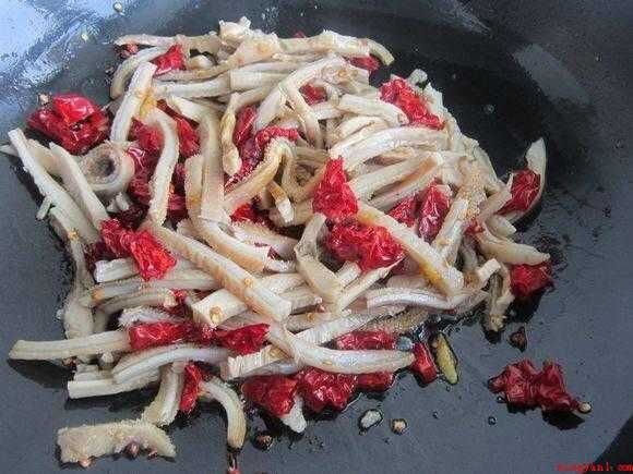牛肚怎么做(食物提前准备:熟牛肚、辣皮子、花椒粒、白胡椒粉、圆葱、毛芹、)