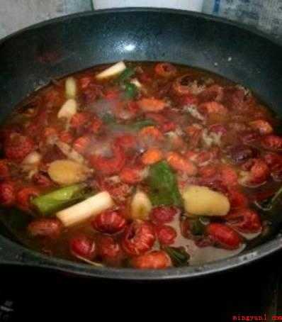 怎么炒龙虾(炸龙虾的材料,简单又好吃)