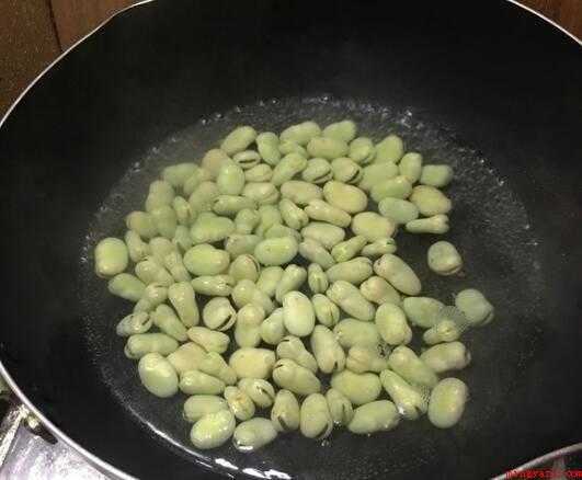 怎么炒蚕豆(蚕豆500克、蒜头2瓣、香葱1一点辣椒酱,适量鸡精)