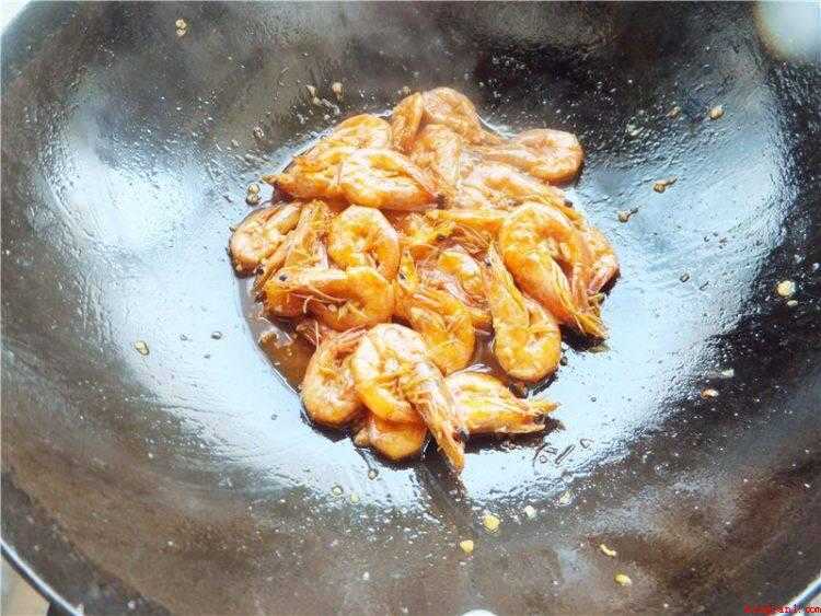 海虾怎么做（食物提前准备:海龙虾300克、大蒜4瓣、姜4片、纯粮酒）