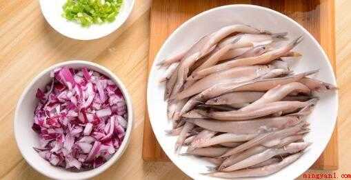 海泥鳅鱼的做法（海泥鳅250克,盐1茶匙,辣椒一碟）
