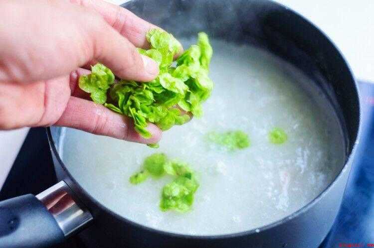 虾米粥怎么做（稻米淘洗后用清水泡浸40分钟,小米粒泛白。）