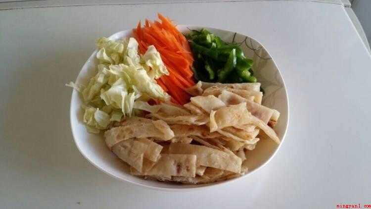 炒饼丝怎么做好吃（食物提前准备:春饼300克、青椒1个、红萝卜1根、包心菜）