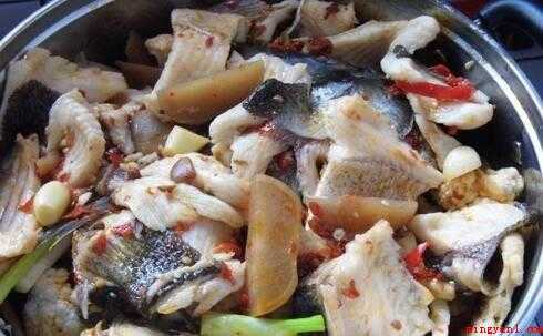 煮鱼放醋的最佳时间(即将起锅时再放醋,这样能充分保持醋味,若放的过早,醋就会在烹)