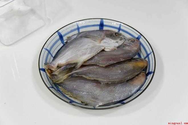 鲳鱼怎么做(冷藏小鲳鱼4条、米酒1汤匙、黑胡椒粉)