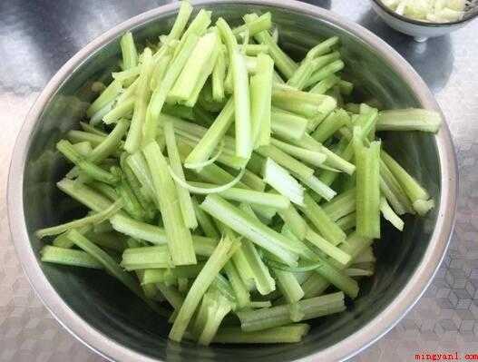 怎么炒芹菜粉(芹菜炒粉条色香味俱全_健康频道)