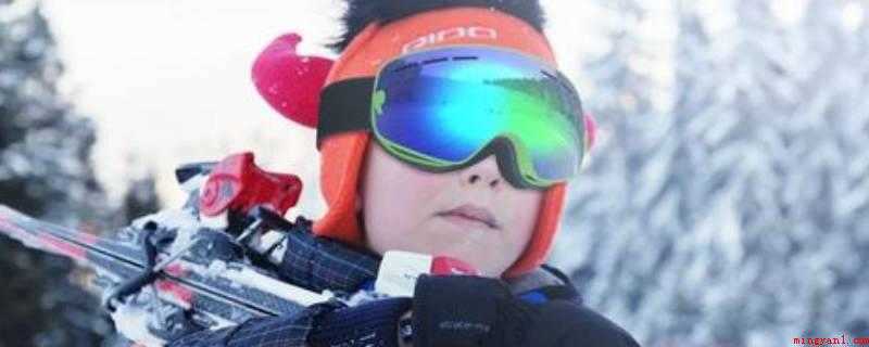 近视眼怎么戴滑雪镜(你可以直接在滑雪镜里戴近视眼镜,但要注意保持眼睛湿润,避免视)
