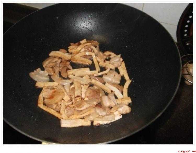 豆腐干炒肉怎么做（五花肉切片、豆腐干切条、蒜苗斜切片）