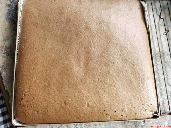 慕斯蛋糕是怎么做的（黑巧克力85克淡奶油200克、白糖15克,吉利丁片）