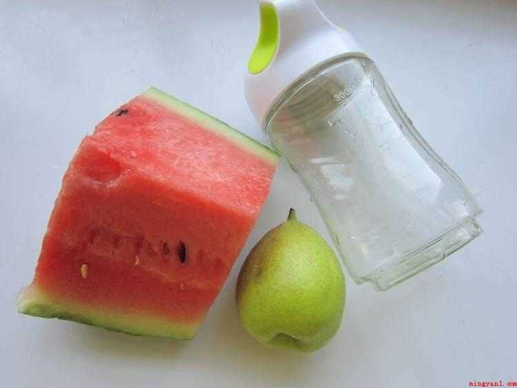 西瓜汁怎么做好喝（600克西瓜榨汁机,香梨洗净去皮切块,一键启动,松手即停）