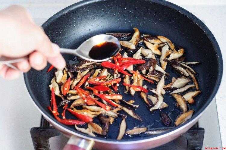 香菇油菜怎么做（小油菜割开洗净,浸盆预留。）