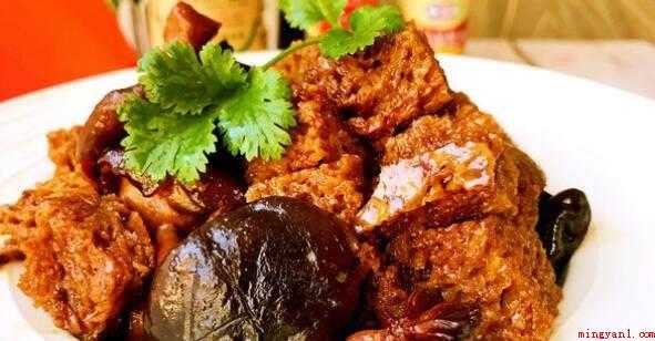 烤麸怎么泡（将烤麸放入沸水中,浸泡5分钟）