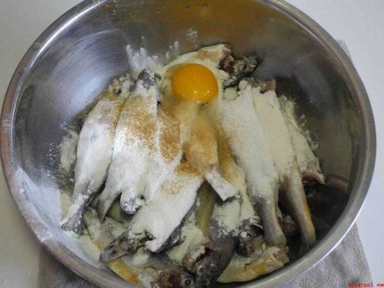 炸鱼怎么做（黄花鱼清洗的做法步骤图）