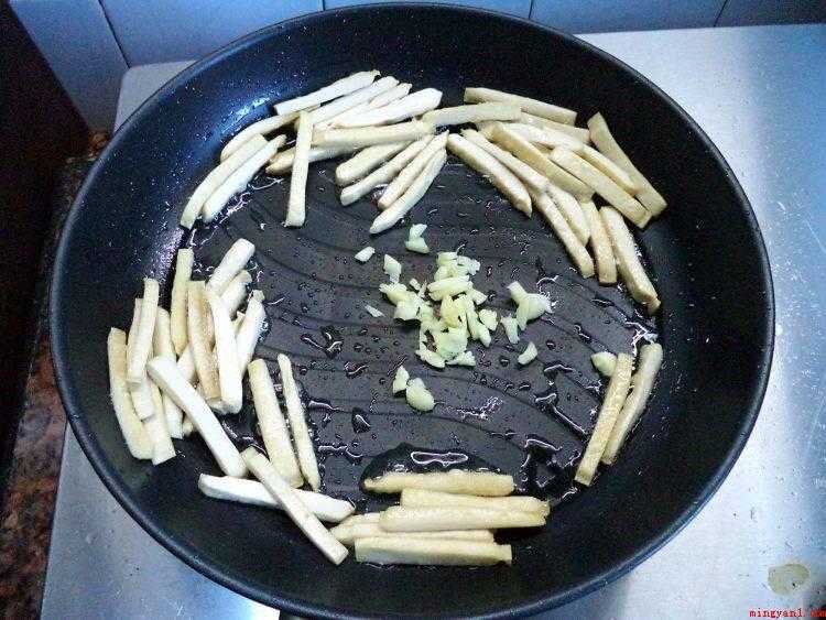 豆干条怎么炒（豆干切条,肉末切小粒,加入酱油,生粉拌匀腌制,大蒜和青椒切小）