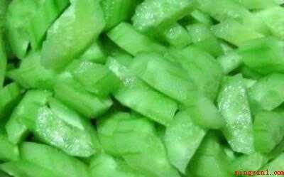 虾仁黄瓜怎么炒（虾仁去皮后放入器皿内,腌制后的黄瓜口味会更脆口）