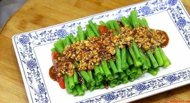 豆角怎么做不变色还绿(豆子切成7厘米左右的长段,再切一点红椒丝配色)