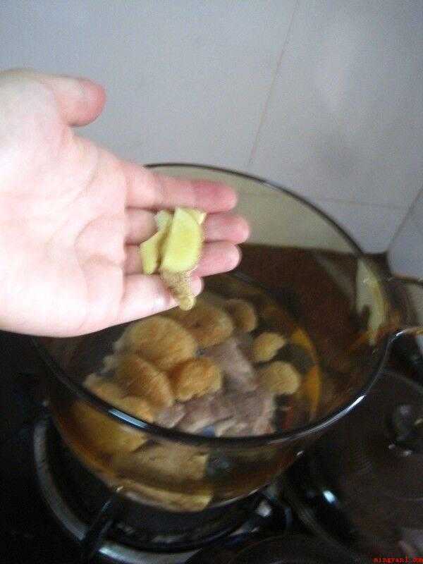 猴头菇怎么做（猴头菇提前一晚浸泡,隔一段时间换一遍水）