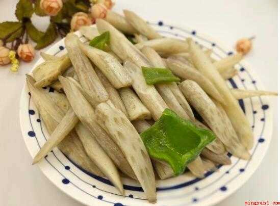 怎么炒莲带(藕带400克、青椒1盐,味精适量,胡椒适量)