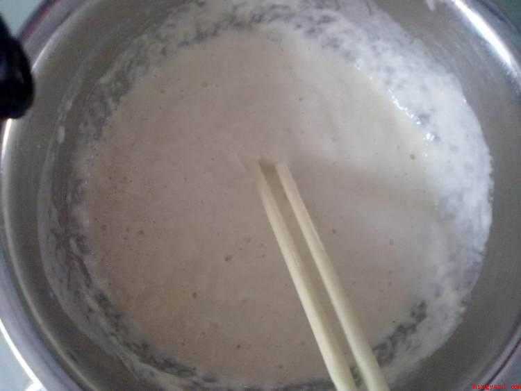 炸糖饼的做法（酵母用温水化开,放入面粉和成很柔软的面团）