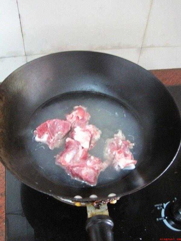 猴头菇吃法(猴头菇提前一晚浸泡,隔一段时间换水)