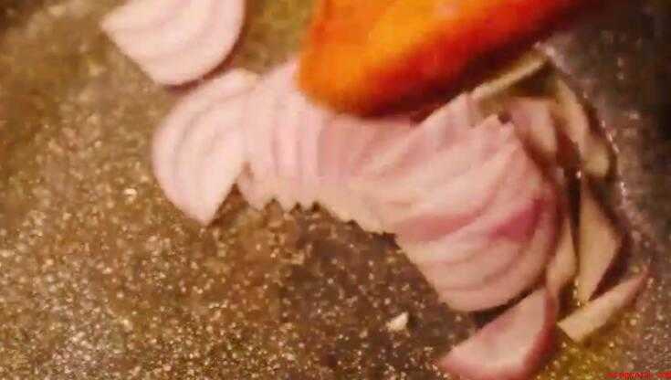 洋葱炒牛肉怎么炒(牛肉切片,洋葱切条,青椒切块)