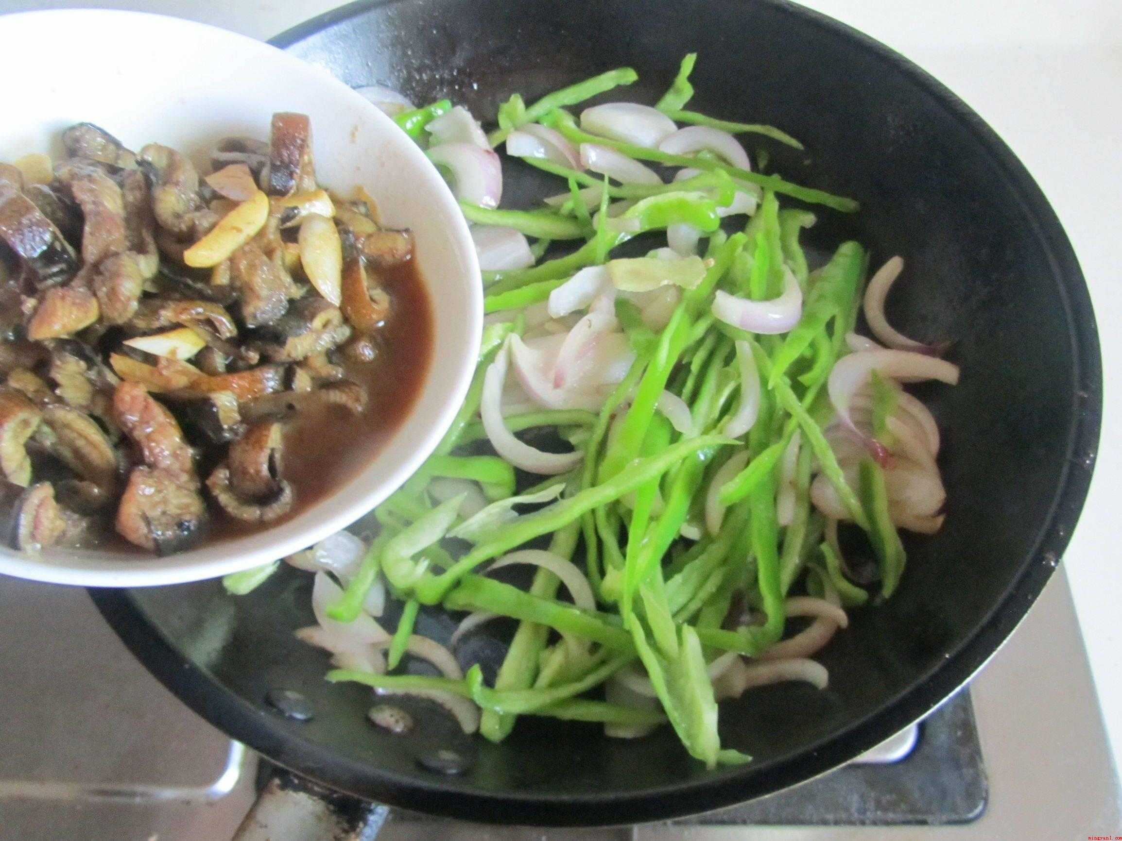 鳝鱼怎么做(食材准备:鳗鱼、洋葱、热锅凉油)