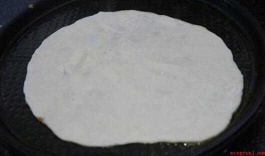 烫面油饼怎么做又软又好吃（300克面粉,适量油。）