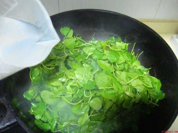 草头怎么炒的嫩又好吃(草头洗净后沥干水分,锅内倒油,油温9分热。)