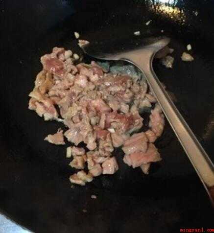 秋葵炒肉怎么做(夹心肉炒菜,口感嫩滑不柴,肥瘦相间)