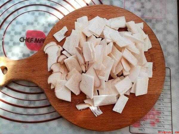 金华火腿怎么做好吃家常菜(金华火腿60克、香菇1个,香菇5朵、红萝卜一小段、蒜米4瓣、)