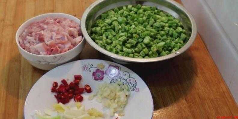 肉沫豆角怎么做(长豆角500克、肉末适量)