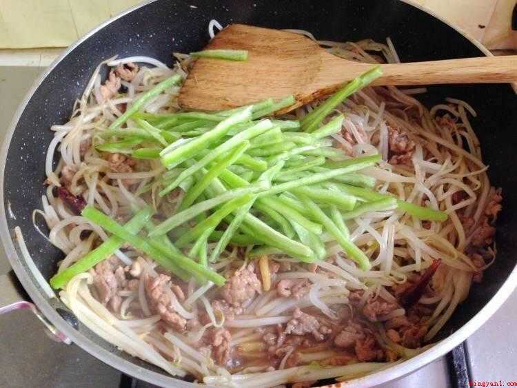 豆芽炒肉怎么做