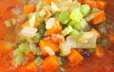 罗宋汤的材料有哪些（牛键、莴笋、圆葱、红萝卜、西红柿、番茄沙司）