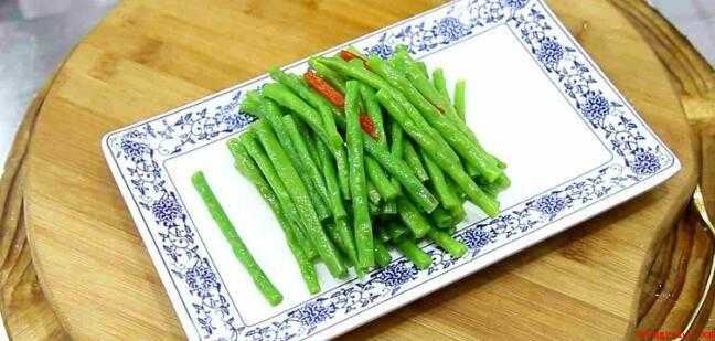 豆角怎么做不变色还绿(豆子切成7厘米左右的长段,再切一点红椒丝配色)