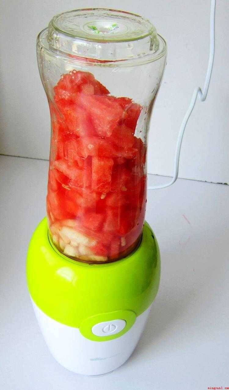 西瓜汁怎么做好喝（600克西瓜榨汁机,香梨洗净去皮切块,一键启动,松手即停）