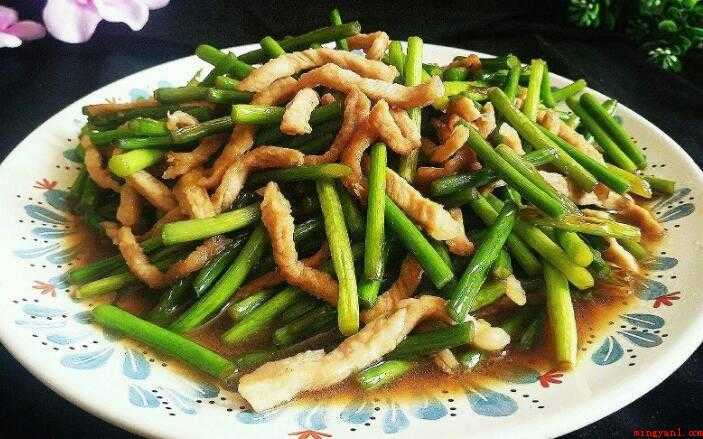 瘦肉怎么做好吃(鸡脚苦瓜瘦肉汤,快速炒瘦肉,变色后上菜备用)