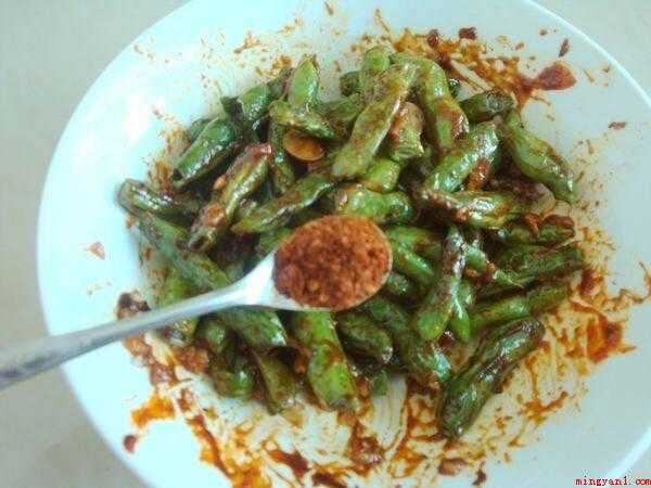 油豆角的做法(蒜去皮放入蒜臼中捣成蒜泥备用)