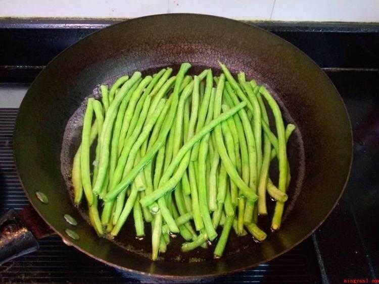 怎样腌制豆角(豇豆的食材准备,豇豆用清水漂净。)