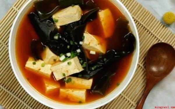 海带汤怎么做好喝（一种营养价值很高的蔬菜,每一百克干海带中含）