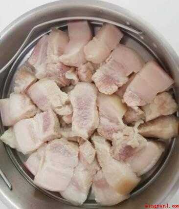 红焖肉应该怎么做(红烧肉色泽鲜红,肉皮柔软,肥肉甘甜,瘦肉不柴,味道鲜美)