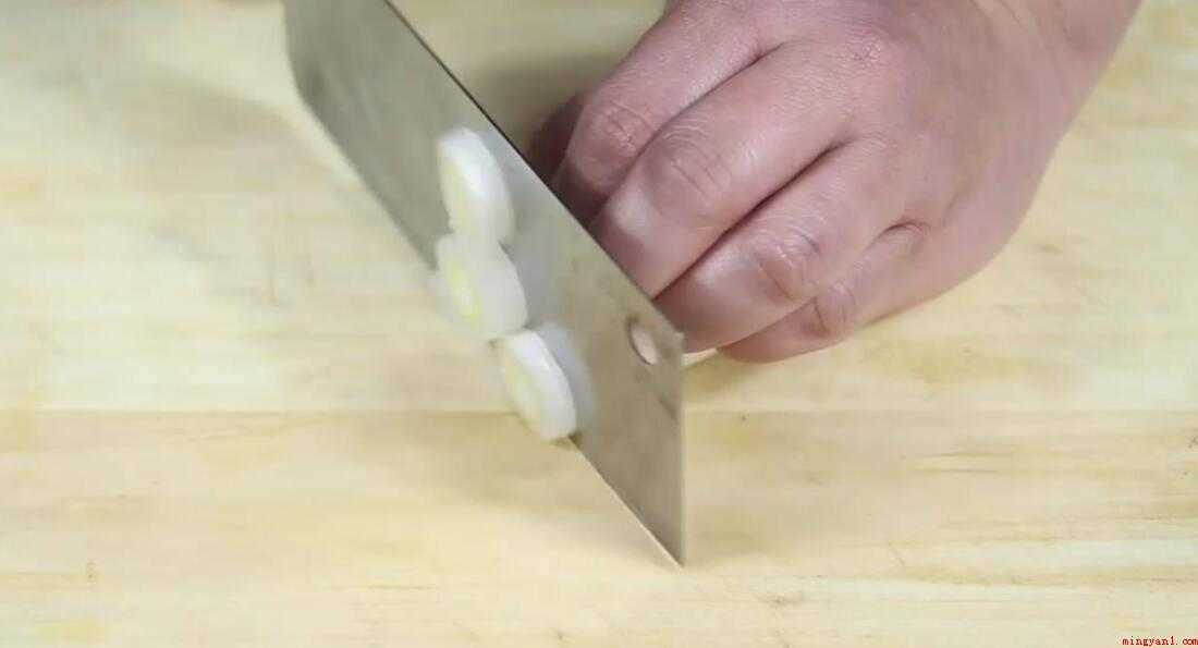 火锅底料怎么炒（火锅底料200克、盐、葱、鸡精、胡椒粉、香菜切段）