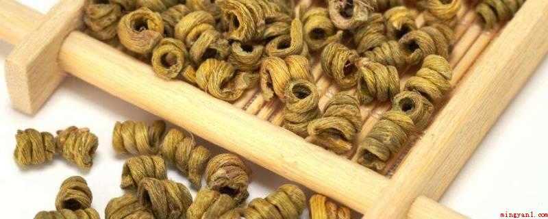 霍山石斛怎样辨别真假(霍山石斛通过观察颜色、密度、咀嚼和耐泡性来区分真假)